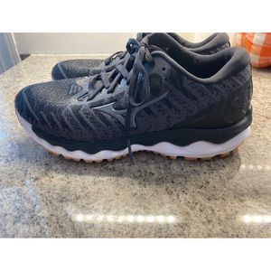 Womens size 7 Mizunos